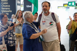 El activista que viajaba en el barco Handala de la Flotilla de la Libertad Santiago González Vallejo a su llegada a Madrid tras permanecer bajo la custodia de las autoridades de Israel desde el pasado día 26, cuando el buque fue interceptado. EFE/ J.P Gandul