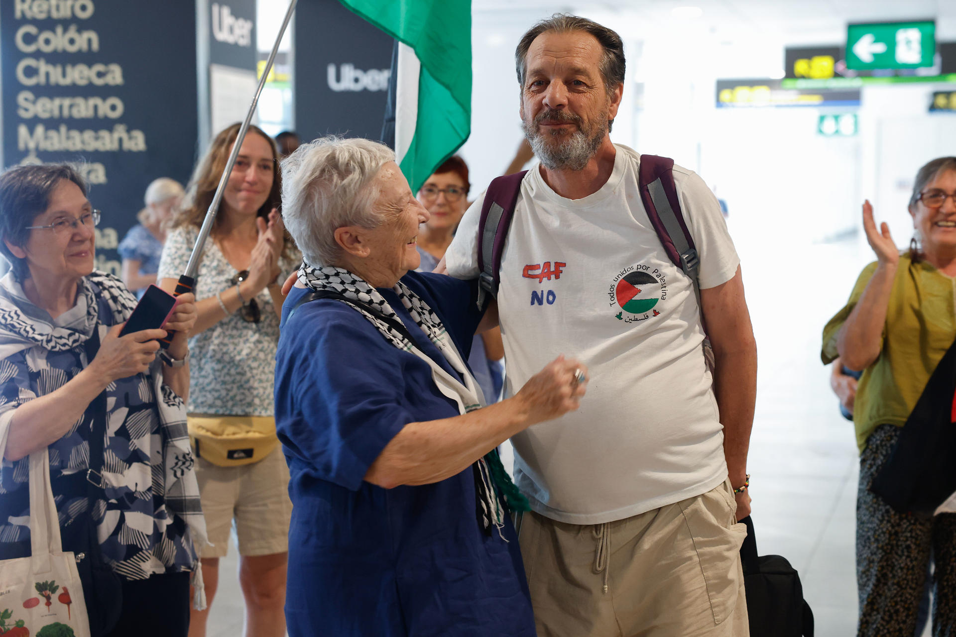 El activista que viajaba en el barco Handala de la Flotilla de la Libertad Santiago González Vallejo a su llegada a Madrid tras permanecer bajo la custodia de las autoridades de Israel desde el pasado día 26, cuando el buque fue interceptado. EFE/ J.P Gandul