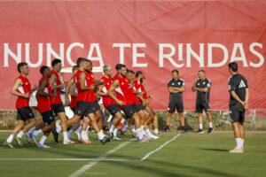 Matías Almeyda (d), técnico argentino que ha firmado un contrato por tres campañas con el Sevilla, y el extremo Alfonso González, 'Alfon' (2d), primer fichaje del club andaluz 2025-26 tras rechazar la oferta de renovación del Celta de Vigo, durante su primer entrenamiento en la ciudad deportiva del club sevillano. EFE/ Julio Muñoz