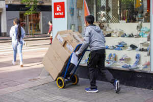 Imagen de archivo de un trabajador con paquetes para entregar en Zaragoza. EFE/ Javier Belver