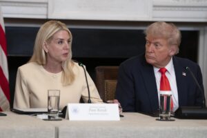 El presidente de EE.UU., Donald Trump, junto a su fiscal general, Pam Bondi, en una foto de archivo. EFE/EPA/CHRIS KLEPONIS / POOL