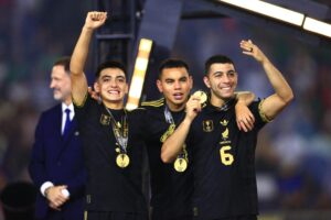 (De izquierda a derecha) Gilberto Mora, Carlos Rodríguez y Erik Lira, de México, en el podio de premios después de su victoria 2-1 contra Estados Unidos tras la final de la Copa Oro de la Concacaf en Houston, Texas (Estados Unidos). EFE/CARLOS RAMIREZ