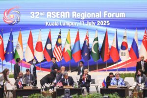 KUALA LUMPUR (Malaysia), 11/07/2025.- Britain's Foreign Secretary David Lammy (L), Malaysia's Minister of Foreign Affairs Mohamad Hasan (C) and Philippines Secretary of Foreign Affairs Theresa P. Lazaro attend the 32nd Association of Southeast Asian Nations (ASEAN) Regional Forum at the 58th Association of Southeast Asian Nations (ASEAN) Foreign Ministers’ Meetings in Kuala Lumpur, Malaysia, 11 July 2025. (Malasia, Filipinas, Reino Unido) EFE/EPA/FAZRY ISMAIL