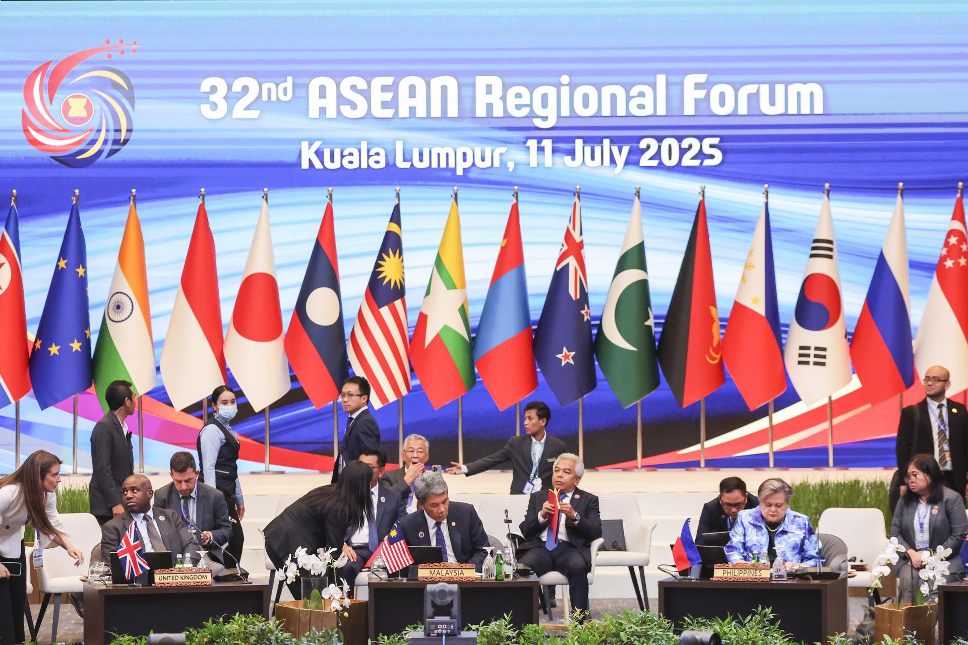 KUALA LUMPUR (Malaysia), 11/07/2025.- Britain's Foreign Secretary David Lammy (L), Malaysia's Minister of Foreign Affairs Mohamad Hasan (C) and Philippines Secretary of Foreign Affairs Theresa P. Lazaro attend the 32nd Association of Southeast Asian Nations (ASEAN) Regional Forum at the 58th Association of Southeast Asian Nations (ASEAN) Foreign Ministers’ Meetings in Kuala Lumpur, Malaysia, 11 July 2025. (Malasia, Filipinas, Reino Unido) EFE/EPA/FAZRY ISMAIL