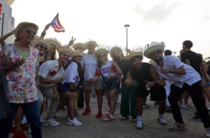 Personas posan previo al primer concierto de Bad Bunny este viernes, frente al Coliseo de Puerto Rico José Miguel Agrelot en San Juan (Puerto Rico). EFE/ Thais Llorca