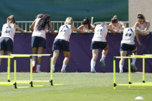 Las jugadoras de la selección española durante el entrenamiento en Lausana (Suiza).-EFE/ Ana Escobar