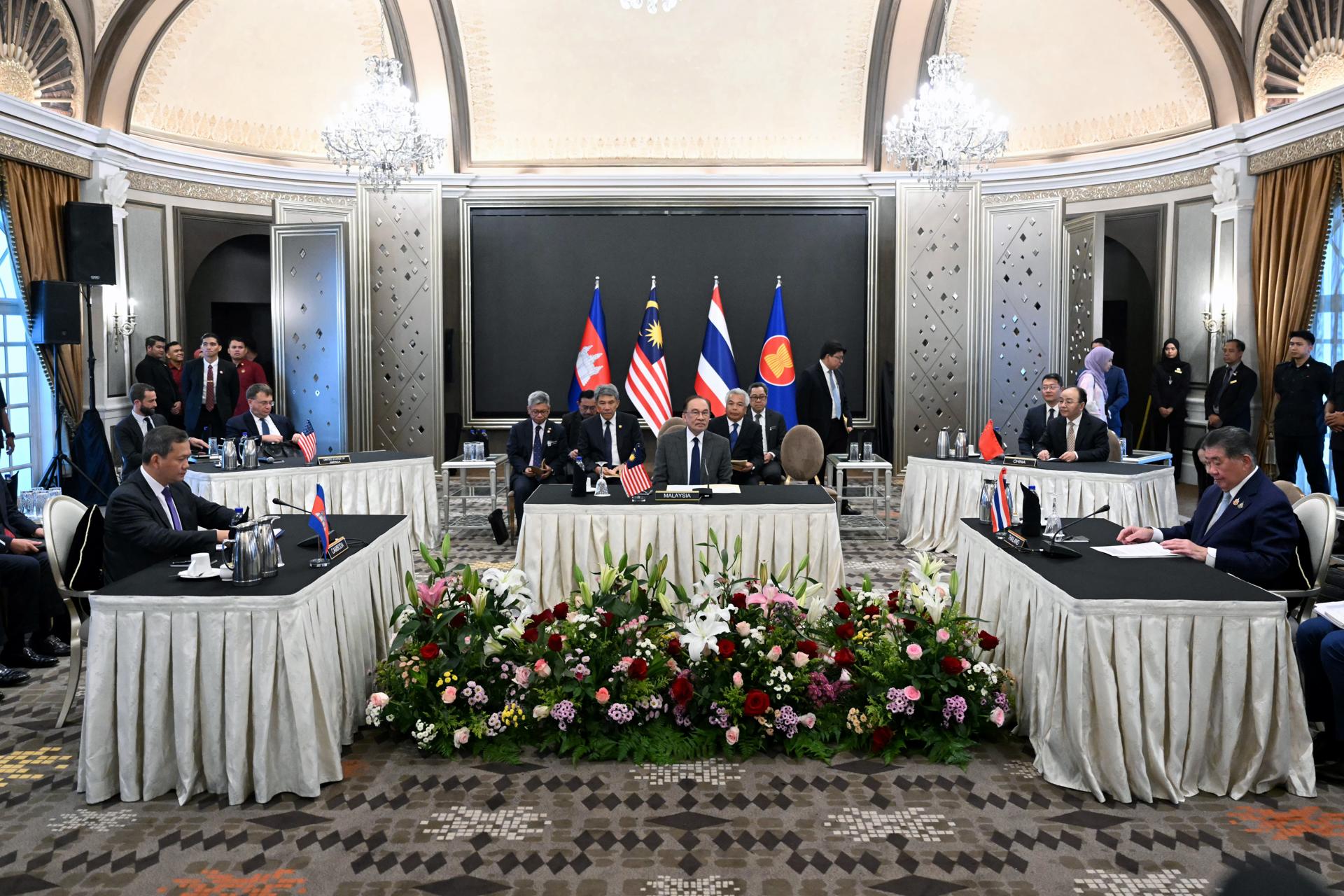 El primer ministro de Malasia, Anwar Ibrahim (c), hace de mediador en la reunión entre sus homólogos de Camboya, Hun Manet (i), y tailandés, Phumtham Wechayachai (d), para tratar el conflicto armado que mantienen ambos países en la frontera.
EFE/EPA/MOHD RASFAN / POOL