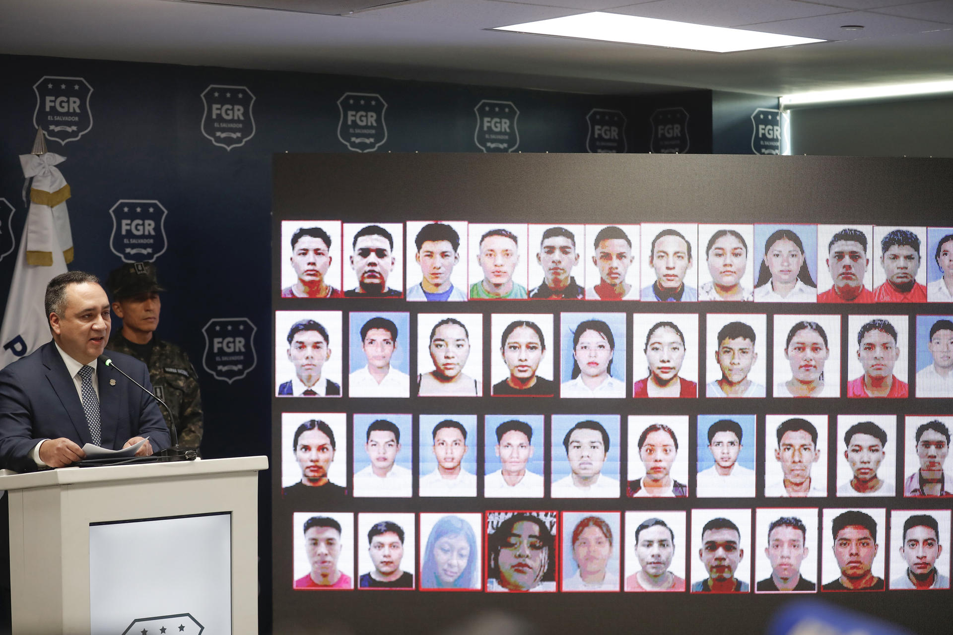El fiscal general de El Salvador, Rodolfo Delgado (i), habla en una rueda de prensa este lunes, en Antiguo Cuscatlán (El Salvador). EFE/ Rodrigo Sura