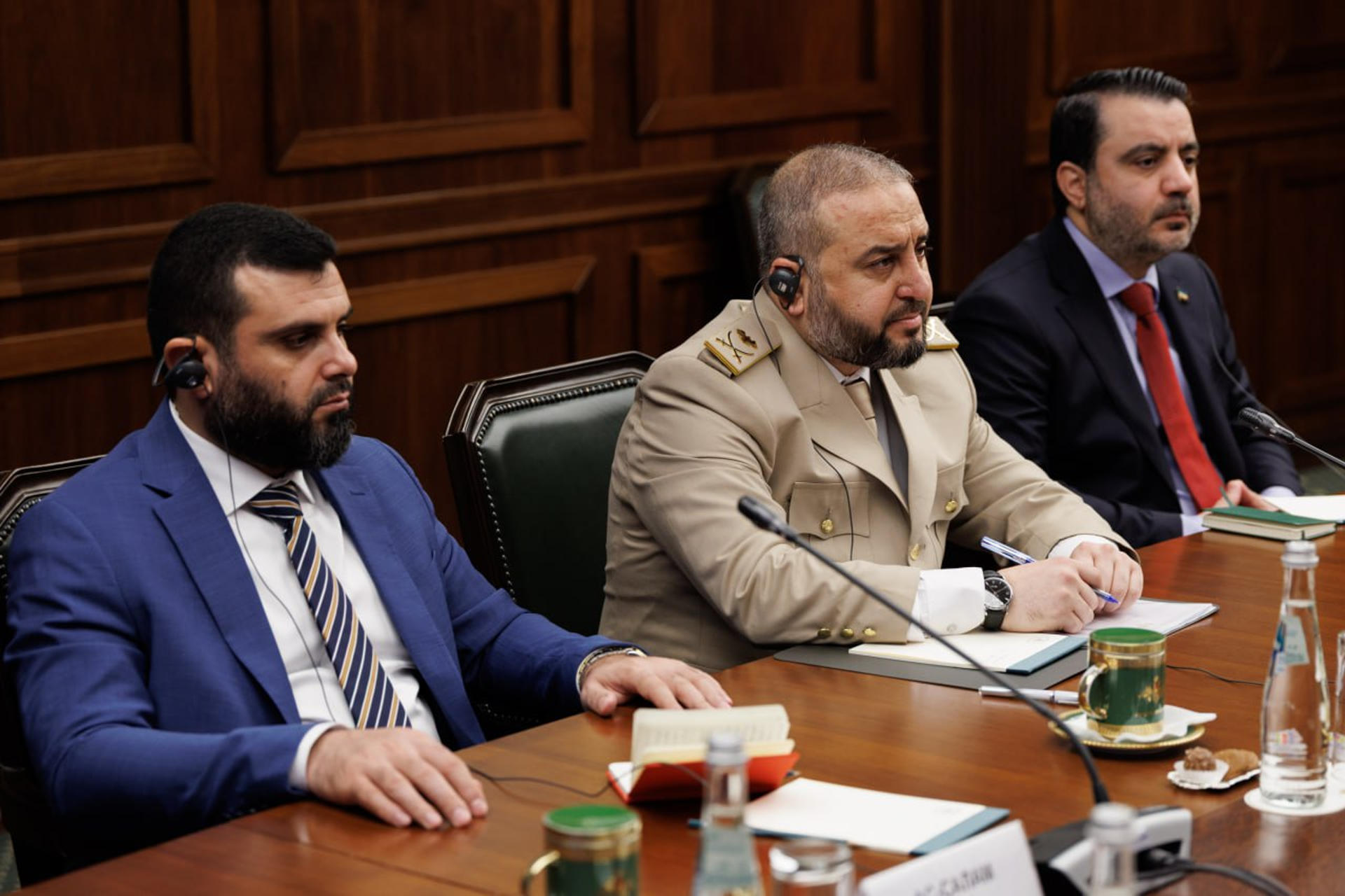 - El ministro de Defensa de Siria, Murhaf Abu Qasra (c), durante su reunión con su homólogo ruso Andréi Beloúsov, este jueves en Moscú. EFE/Ministerio Defensa de Rusia SOLO USO EDITORIAL/SOLO DISPONIBLE PARA ILUSTRAR LA NOTICIA QUE ACOMPAÑA (CRÉDITO OBLIGATORIO)