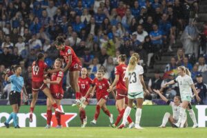 Las jugadoras de Suiza celebran el 1-0 ante Islandia en la segunda jornada de la Eurocopa en Berna. EFE/EPA/SALVATORE DI NOLFI