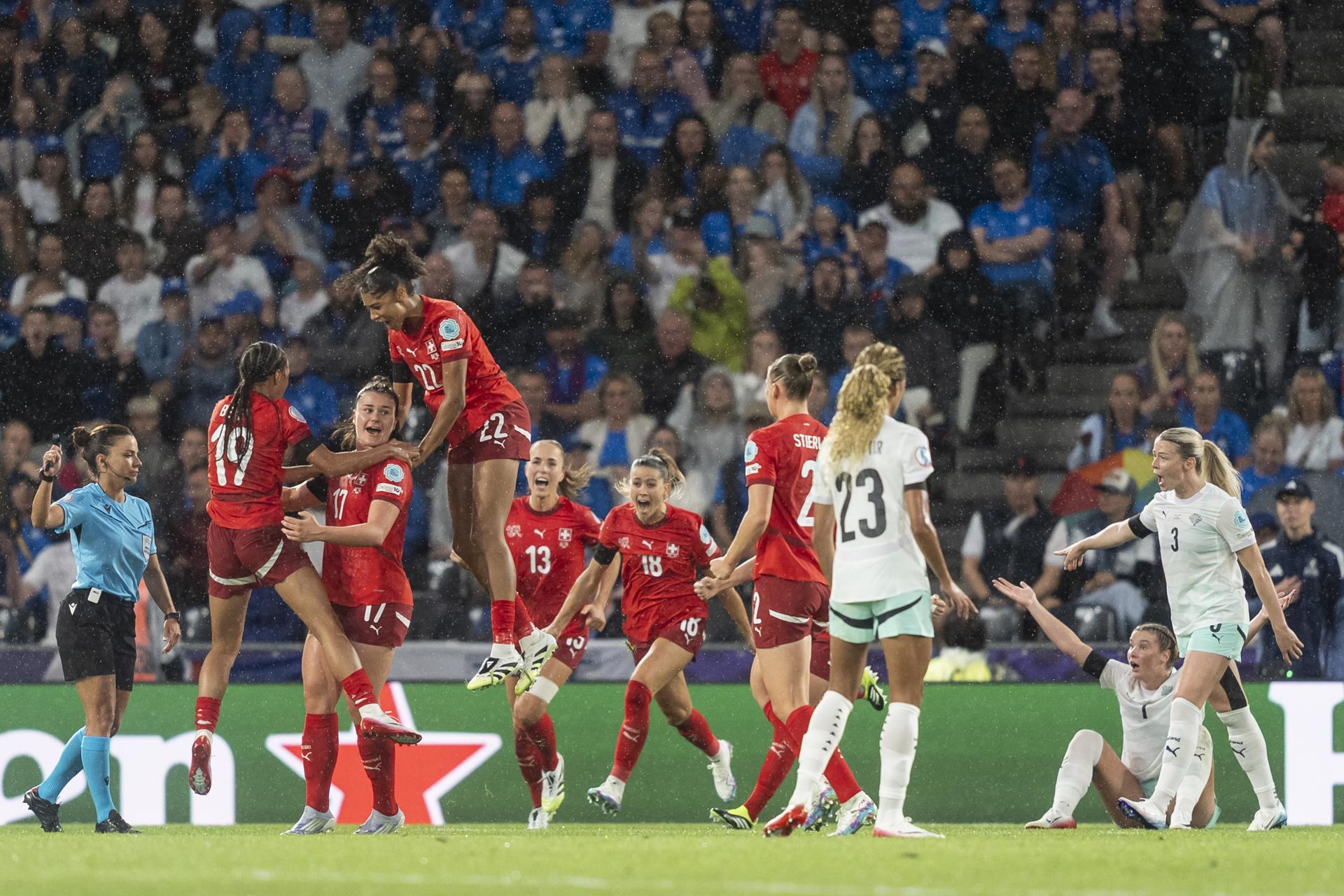 Las jugadoras de Suiza celebran el 1-0 ante Islandia en la segunda jornada de la Eurocopa en Berna. EFE/EPA/SALVATORE DI NOLFI