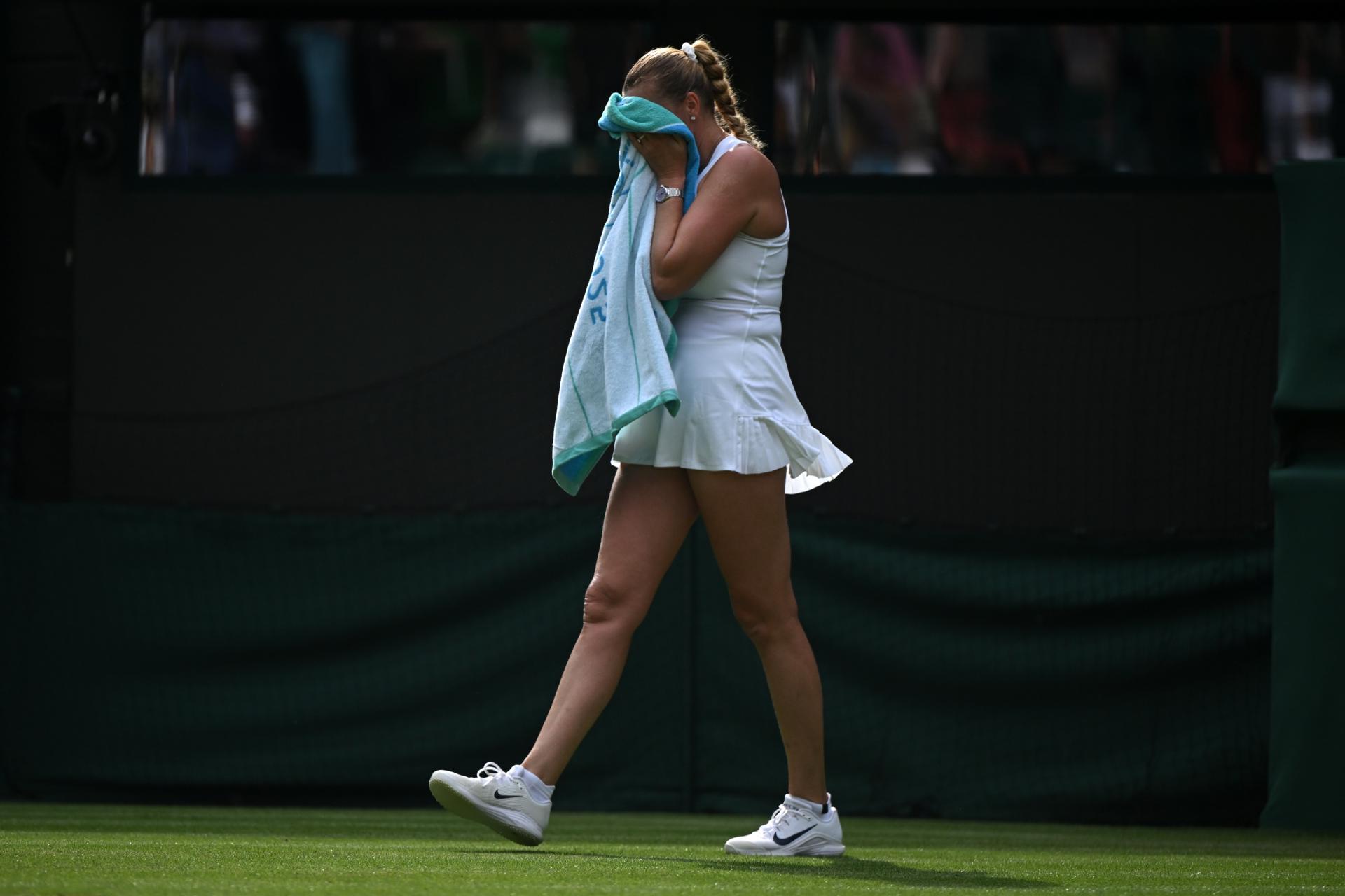 La checa Petra Kvitova, doble campeona de Wimbledon, tras caer ante la décima favorita, la estadounidense Emma Navarro,. EFE/EPA/DANIEL HAMBURY