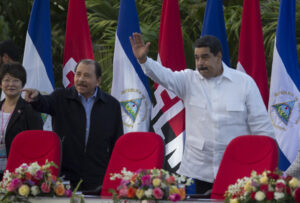 Fotografía de archivo del presidente de Venezuela, Nicolás Maduro (d), junto a su homólogo de Nicaragua, Daniel Ortega (i), en Managua (Nicaragua). EFE/Stringer