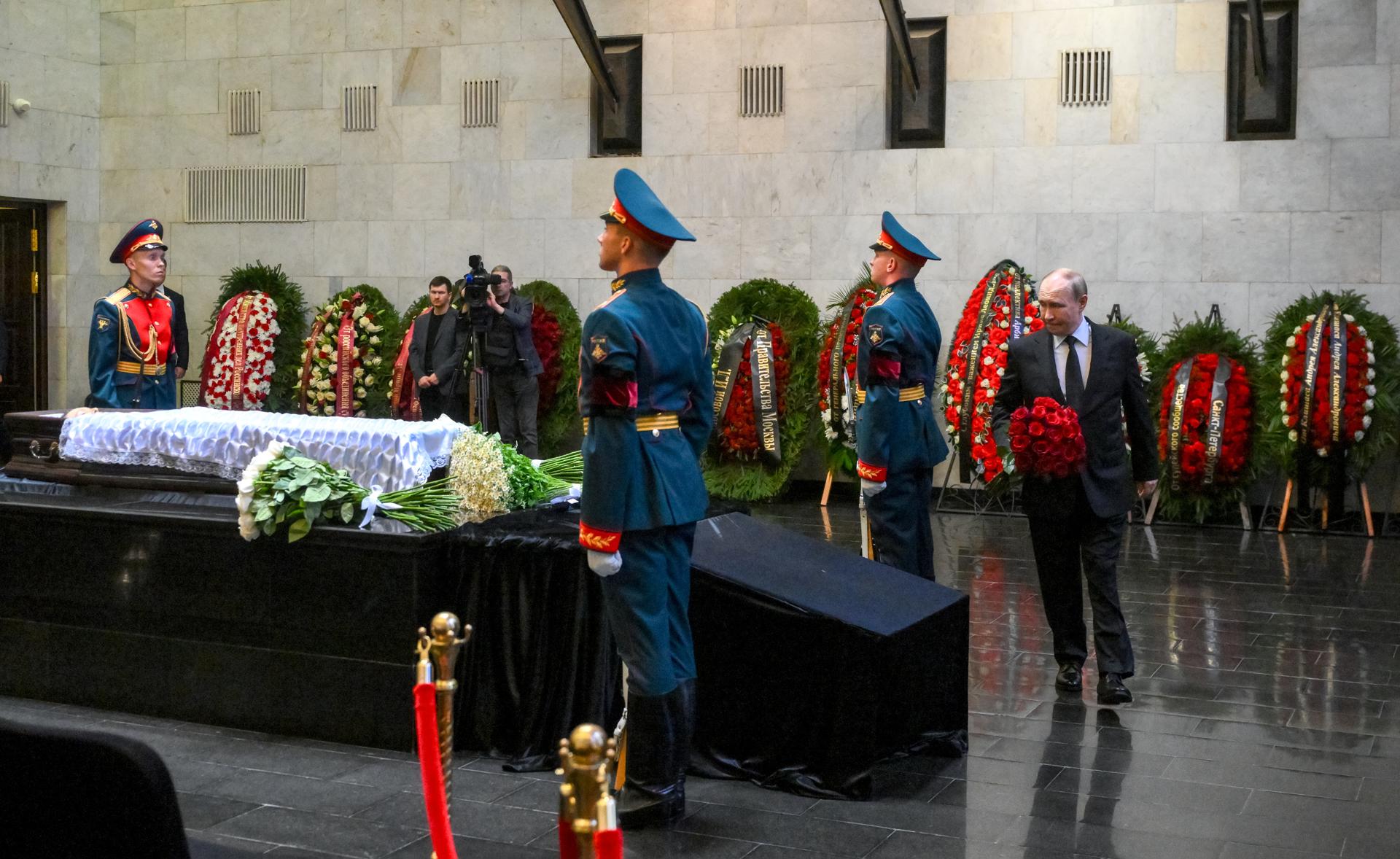 El presidente ruso, Vladímir Putin, asiste a la ceremonia de despedida de la difunta presidenta del Tribunal Supremo, Irina Podnosova, en el salón funerario del Hospital Clínico Central de Moscú, Rusia, el 24 de julio de 2025. Irina Podnosova falleció el 22 de julio de 2025 a los 72 años. (Rusia, Moscú)EFE/EPA/GRIGORY SYSOEV / SPUTNIK / KREMLIN POOL / POOL KREMLIN POOL / MANDATORY CREDIT

