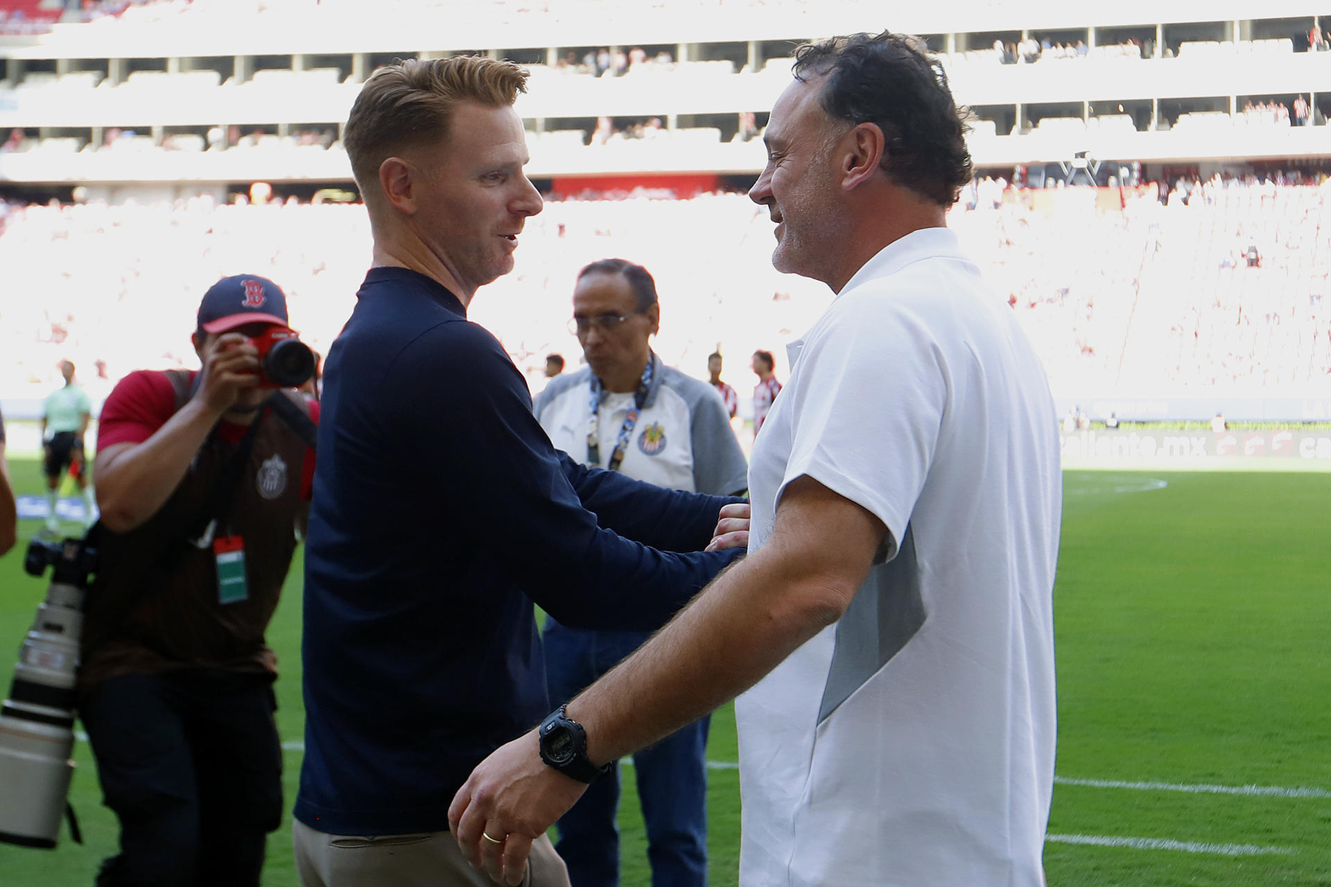 El entrenador de Guadalajara, Gabriel Milito (d), saluda a su homólogo de Atlético San Luis, el español Guillermo Abascal (i), en un partido de la Liga MX en el Estadio Akron, en Guadalajara (México). EFE/Francisco Guasco
