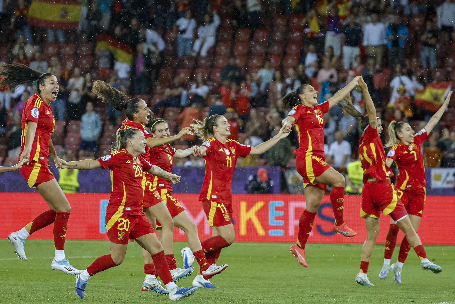 Las jugadoras de la selección española celebran la victoria, a la finalización del encuentro correspondiente a la semifinal de la Eurocopa Femenina 2025 que han disputado hoy miércoles las selecciones de Alemania y España en el estadio Letzigrund de Zúrich (Suiza). EFE/ Ana Escobar