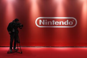 Fotografía de archivo de un miembro de la prensa toma una fotografía a un logo de Nintendo. EFE / FRANCK ROBICHON