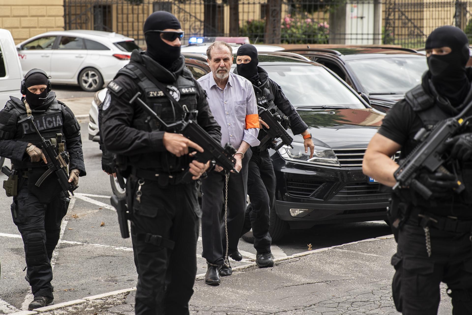 Juraj Cintula, acusado de disparar y herir de gravedad al primer ministro, Robert Fico, es escoltado por la policía a su llegada al tribunal penal especializado en Banska Bystrica, Eslovaquia, el 8 de julio de 2025. EFE/EPA/JAKUB GAVLAK