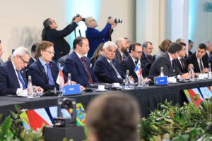 Fotografía cedida por la Presidencia de Panamá del presidente de Panamá, José Raúl Mulino (c), durante su intervención en la cumbre del Mercosur este jueves, en Buenos Aires (Argentina). EFE/ Presidencia de Panamá