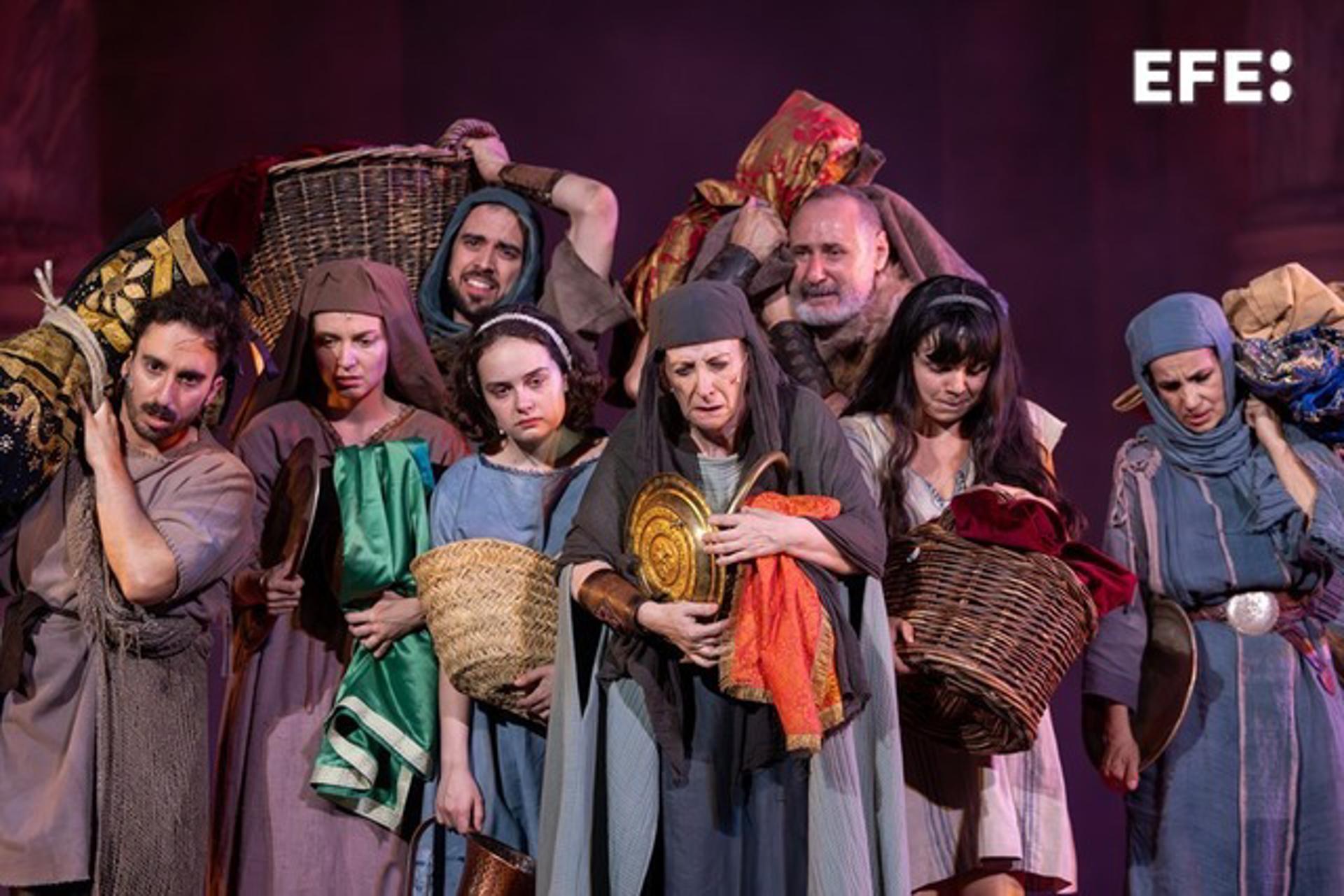 Un grupo de actores durante el ensayo general de la obra 'Numancia', de Miguel de Cervantes. EFE/ Jero Morales