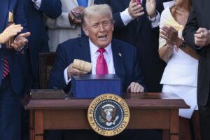 El presidente de EE.UU., Donald J. Trump después de firmar su ley presupuestaria en Washington (EE.UU.). EFE/EPA/SHAWN THEW