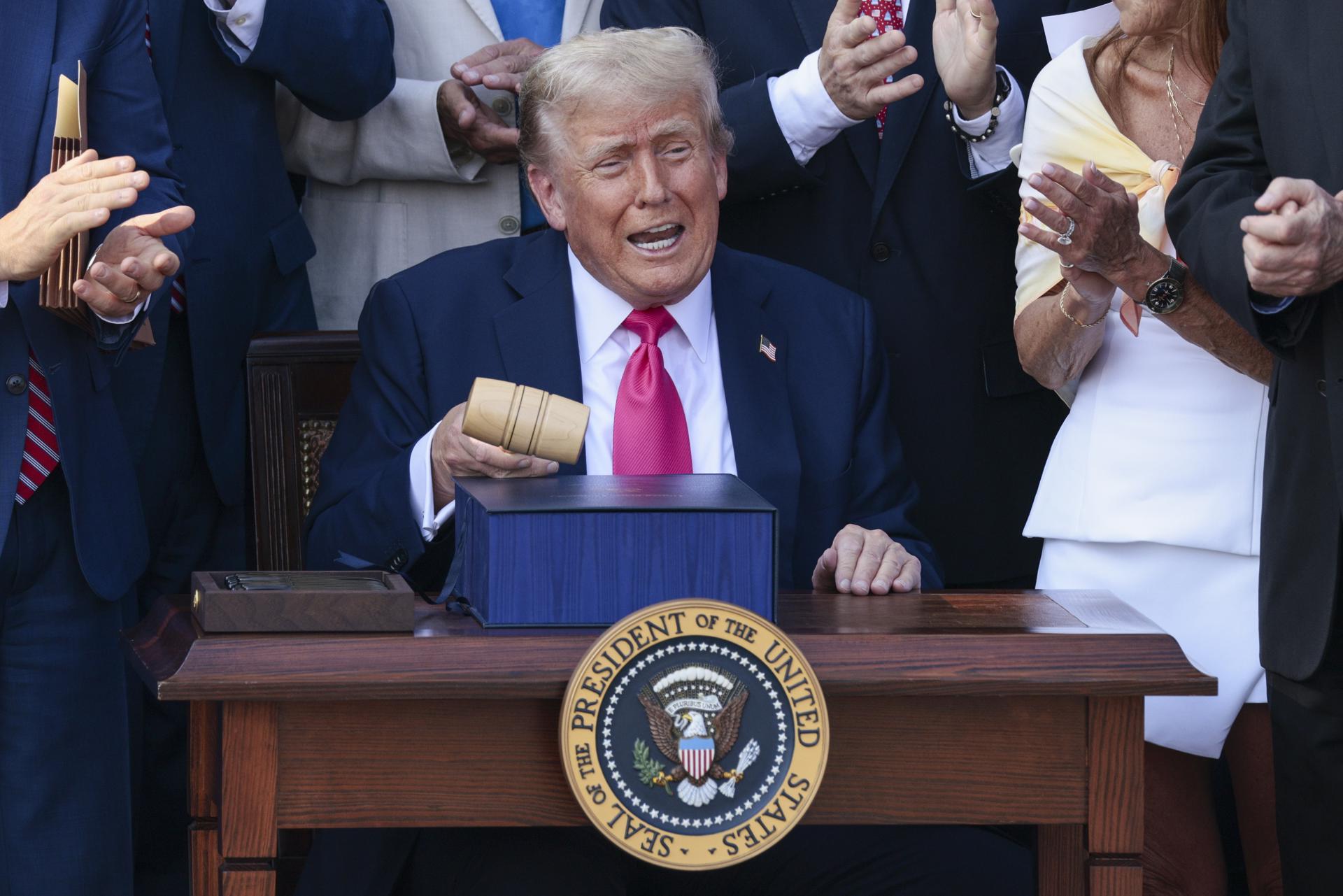 El presidente de EE.UU., Donald J. Trump después de firmar su ley presupuestaria en Washington (EE.UU.). EFE/EPA/SHAWN THEW