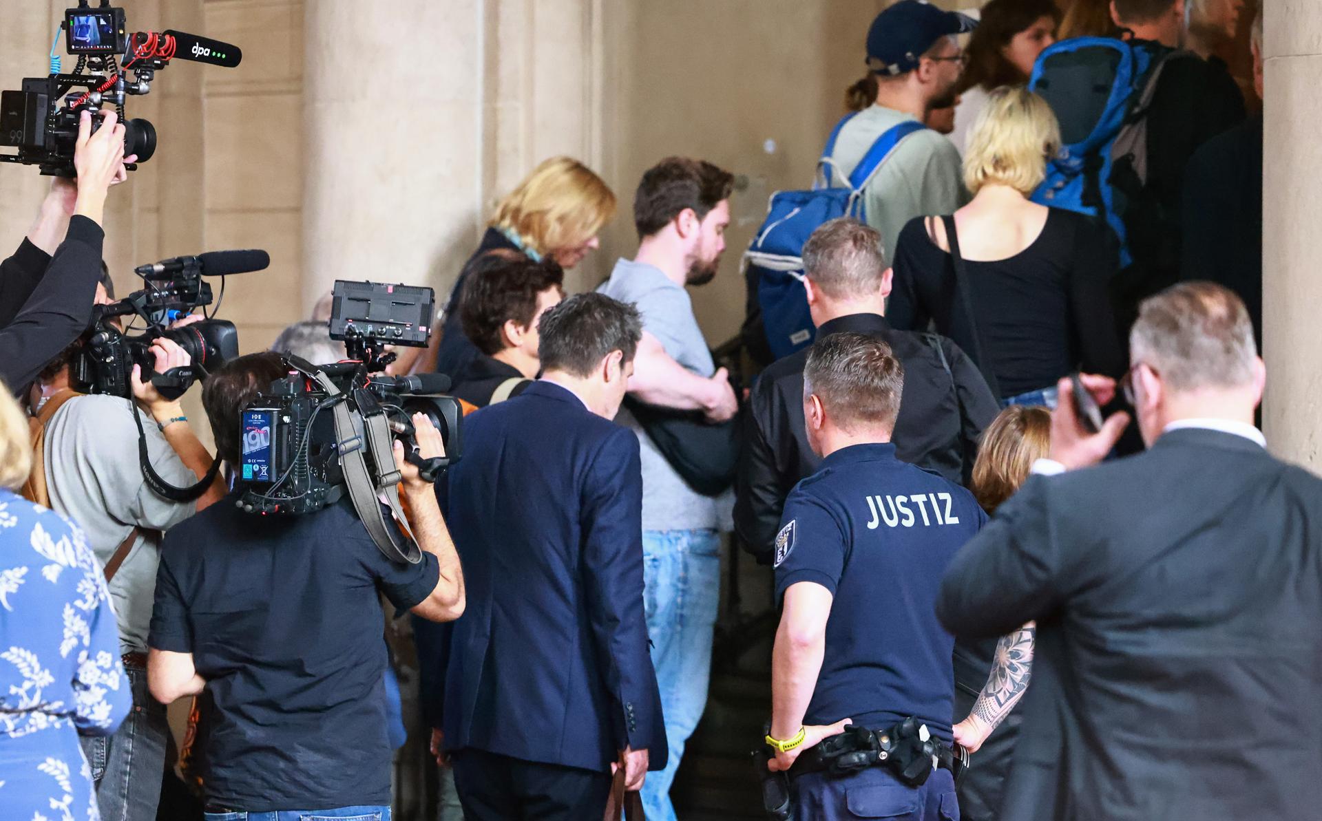 Los periodistas entran en la sala del tribunal antes del comienzo del juicio del médico de cuidados paliativos Johannes M. en el Tribunal Penal de Moabit en Berlín, Alemania, 14 de julio de 2025. El médico de cuidados paliativos Johannes M. está sospechoso de haber matado intencionalmente a catorce pacientes durante visitas a domicilio entre septiembre de 2021 y julio de 2024, según la Fiscalía Pública de Berlín. Una unidad especial dentro de la división de homicidios de la Oficina de Investigación Criminal del Estado de Berlín, en cooperación con la Fiscalía Pública de Berlín, está a cargo de la investigación. (Alemania) EFE/EPA/HANNIBAL HANSCHKE