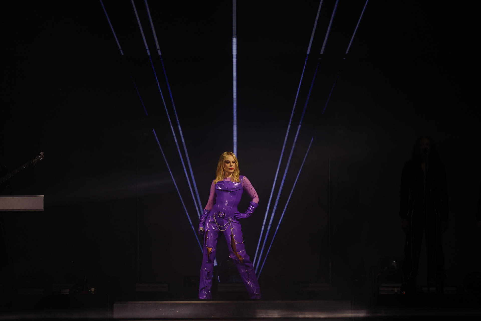 La cantante y compositora Kylie Minogue durante el concierto que ha ofrecido hoy sábado en el festival BBK Live que se celebra en el monte Kobetamendi de Bilbao. EFE / Miguel Toña.
