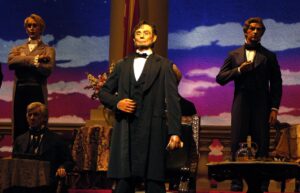 Fotografía de archivo del robot A100 que simula al ex-presidente de los Estados Unidos, Abraham Lincoln, en el "Salón de los Presidentes" del parque Magic Kingdom de Walt Disney, en Orlando (FL, EE.UU.). EFE/Gerardo Mora