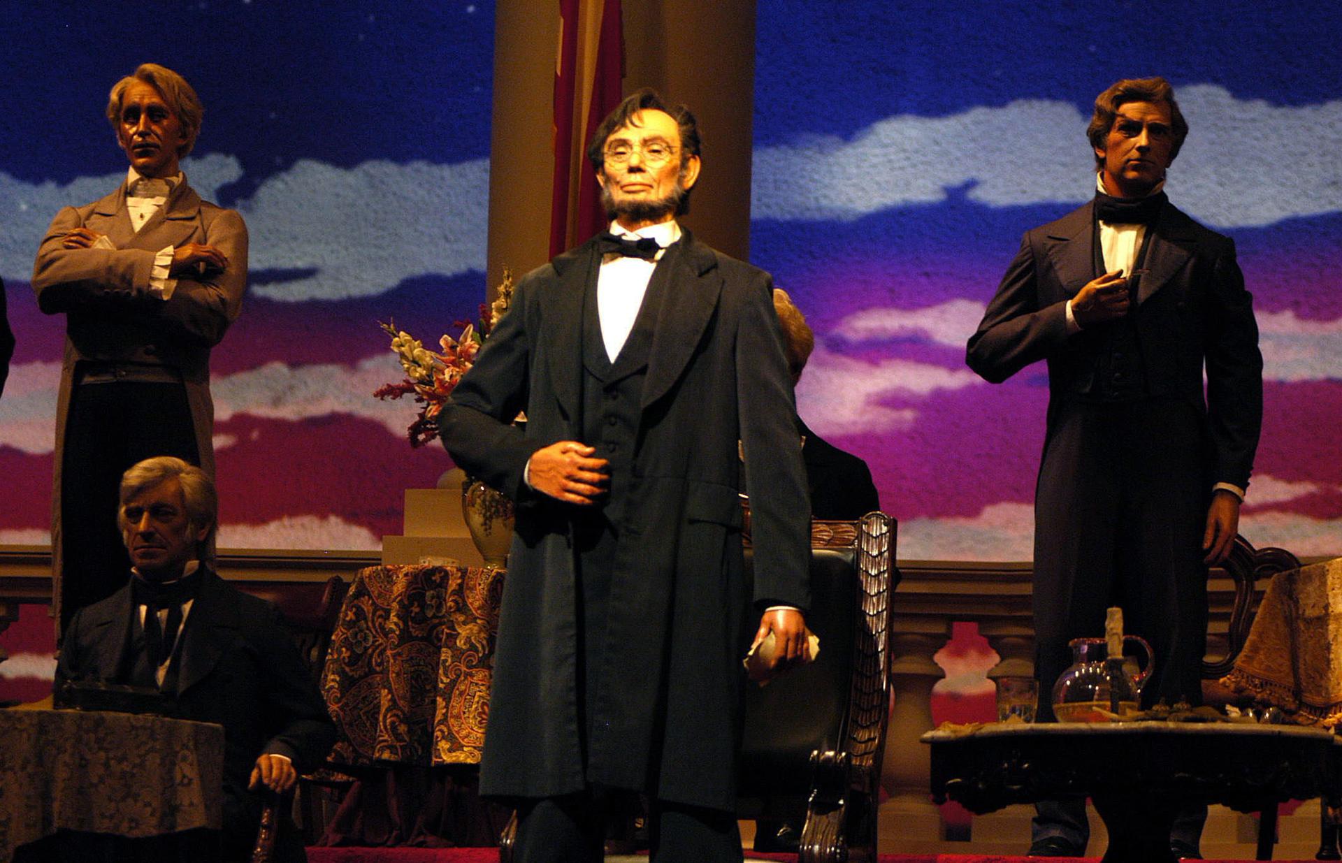 Fotografía de archivo del robot A100 que simula al ex-presidente de los Estados Unidos, Abraham Lincoln, en el "Salón de los Presidentes" del parque Magic Kingdom de Walt Disney, en Orlando (FL, EE.UU.). EFE/Gerardo Mora