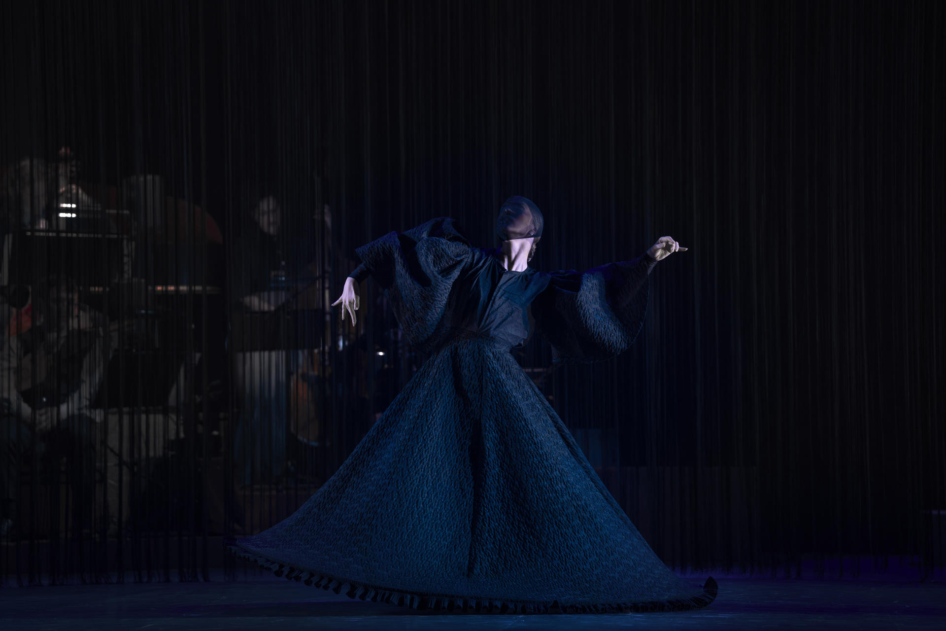 Aspecto del espectáculo 'Origen. La semilla del tiempo que el director y fundador del conjunto de música antigua Accademia del Piacere, Fahmi Alqhai, ha creado con la coreógrafa Patricia Guerrero, que se podrá ver este jueves en el Festival de Perelada y con el que Fahmi Alqhai defiende que hay que "quitarse las cadenas de la tradición". EFE/Accademia Del Piacere/Laura León ***SÓLO USO EDITORIAL/SOLO USO PERMITIDO PARA ILUSTRAR LA NOTICIA QUE APARECE EN EL PIE DE FOTO*** (CRÉDITO OBLIGATORIO)