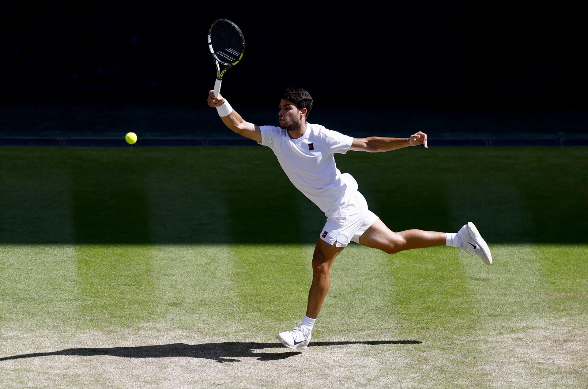 El español Carlos Alcaraz en su partido de semifinales de Wimbledon ante el estadounidense Taylor Fritz. EFE/EPA/TOLGA AKMEN
