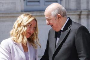 La primera ministra italiana, Giorgia Meloni (izq.), recibe al presidente argelino, Abdelmadjid Tebboune, a su llegada a la cumbre intergubernamental entre Italia y Argelia, en Roma, Italia, el 23 de julio de 2025. (Italia, Roma)EFE/EPA/FABIO FRUSTACI