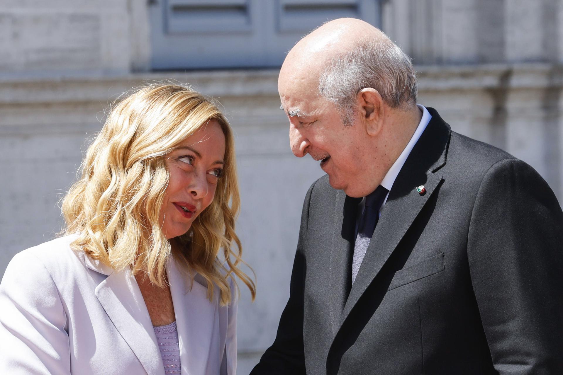 La primera ministra italiana, Giorgia Meloni (izq.), recibe al presidente argelino, Abdelmadjid Tebboune, a su llegada a la cumbre intergubernamental entre Italia y Argelia, en Roma, Italia, el 23 de julio de 2025. (Italia, Roma)EFE/EPA/FABIO FRUSTACI