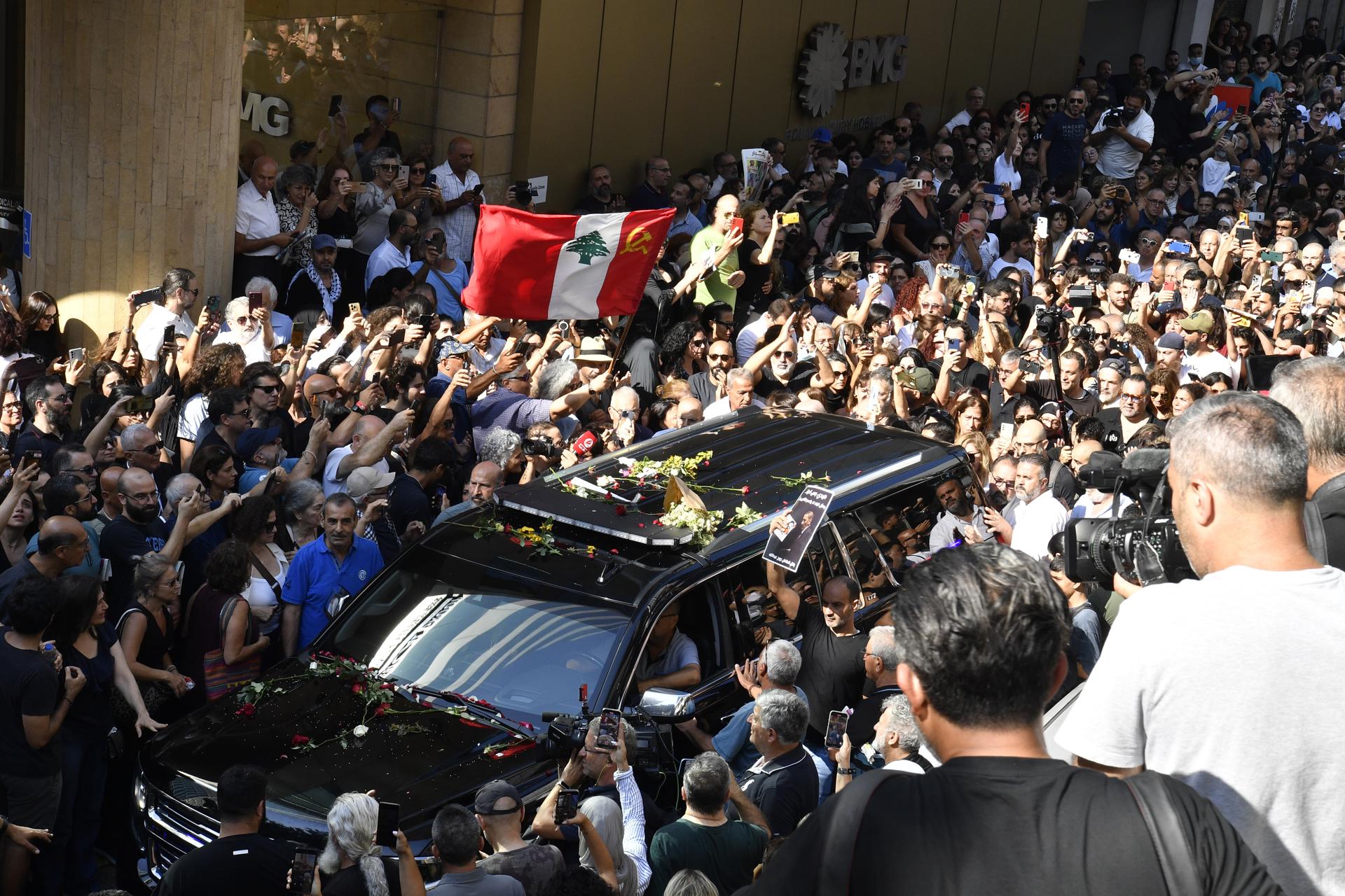 Un coche que lleva el féretro del compositor y músico libanés Ziad Rahbani es acompañado por personas libanesas durante un recorrido antes del funeral del compositor en Beirut, Líbano, 28 de julio de 2025. (Líbano) EFE/EPA/ABBAS SALMAN

