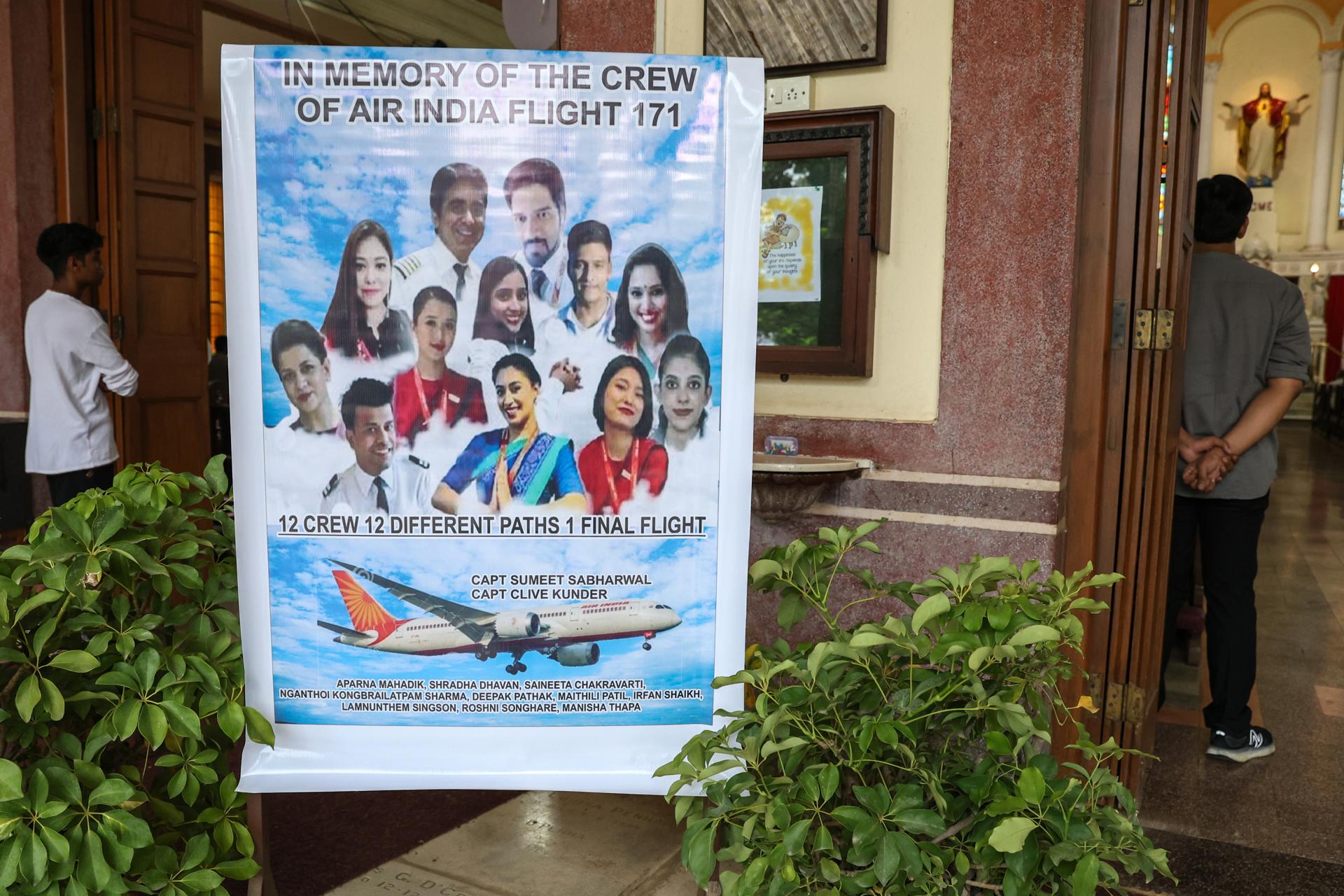 Nueva Delhi, 12 jul (EFE).- El Gobierno de la India pidió este sábado no establecer conclusiones prematuras en la investigación del accidente del vuelo AI171 y defendió firmemente a sus pilotos, en una declaración que busca contrarrestar la creciente especulación sobre un posible error humano tras la publicación del informe preliminar del siniestro en el que murieron 260 personas. EFE/EPA/DIVYAKANT SOLANKI