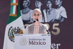 Fotografía cedida por la presidencia de México de la mandataria mexicana, Claudia Sheinbaum, hablando durante una gira de trabajo en el municipio de Ensenada (México). EFE/Presidencia de México/