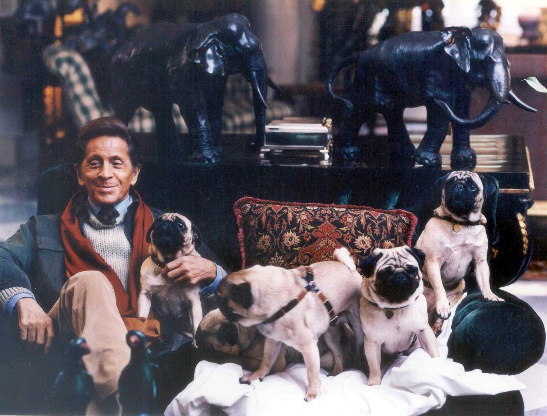 Fotografía de archivo sin fecha del diseñador italiano Valentino Garavani jugando con sus perros en su taller del centro de Roma, Italia. EFE/ARCHIVO/STF