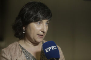 La embajadora de la Unión Europea (UE) en Panamá, Izabela Matusz, habla durante una entrevista con EFE este martes, en Ciudad de Panamá (Panamá). EFE/ Carlos Lemos