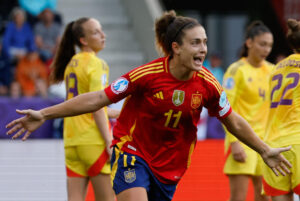 La centrocampista española Alexia Putellas celebra tras marcar el 6-2 durante el partido de la segunda jornada de la fase de grupos de la Eurocopa 2025 entre la selección de España y la selección de Bélgica, este lunes en el Stockhorn Arena en Thun, Suiza. EFE/ Ana Escobar