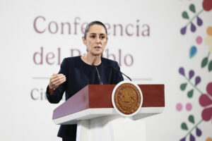 La presidenta de México, Claudia Sheinbaum, habla en una rueda de prensa este viernes, en el Palacio Nacional de la Ciudad de México (México). EFE/José Méndez