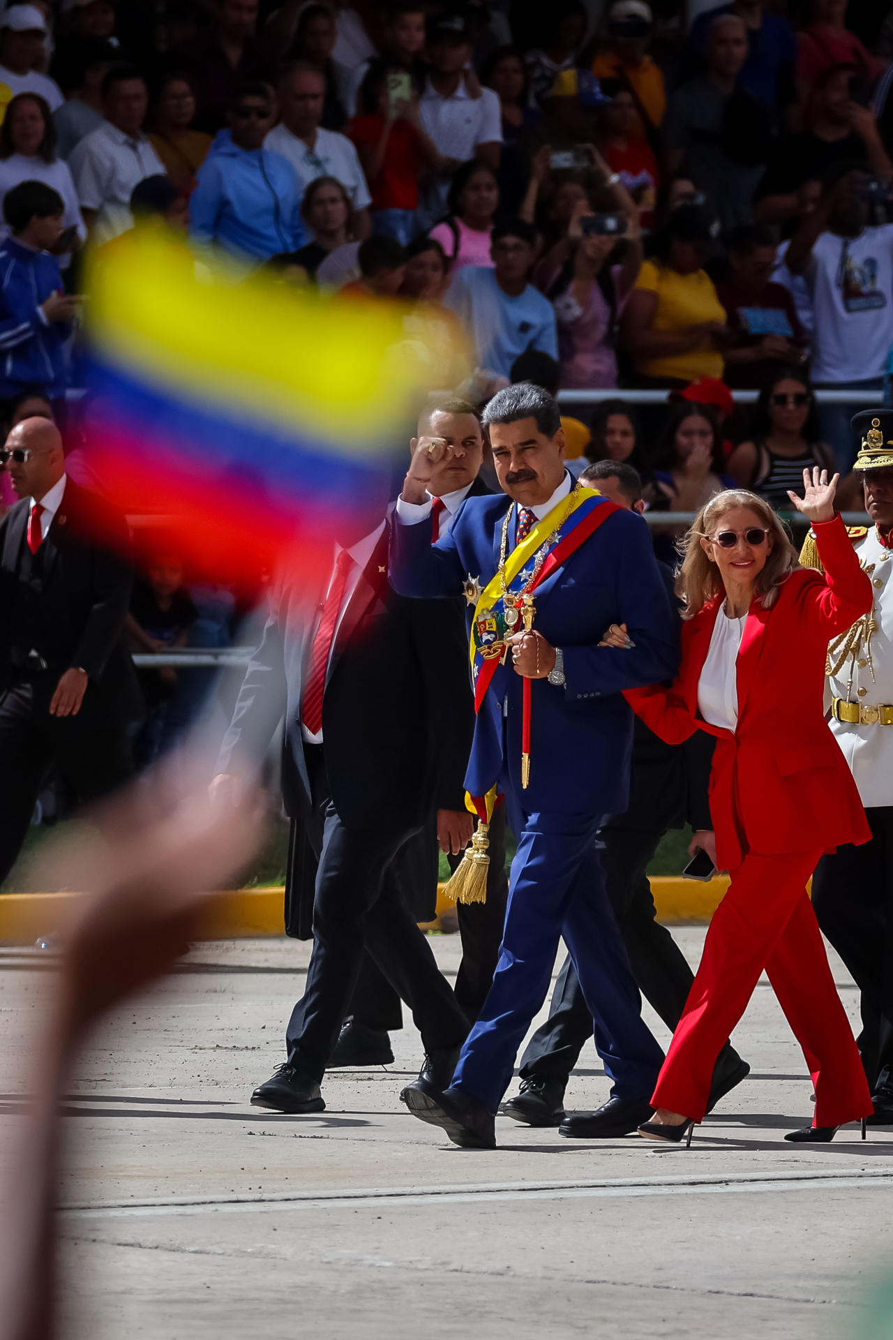 El presidente de Venezuela, Nicolás Maduro (c), y la primera dama, Cilia Flores, saludan a los asistentes durante los actos conmemorativos del 214 aniversario de la Independencia de Venezuela este sábado, en Caracas. EFE/ Miguel Gutiérrez