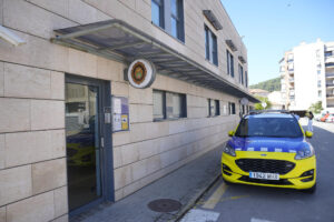 Un hombre ha irrumpido esta noche armado en la comisaría de la policía local de Montornès del Vallès (Barcelona) y ha sido abatido, mientras que un agente ha resultado herido grave, suceso en el que se descarta una motivación terrorista. EFE/ Alejandro García