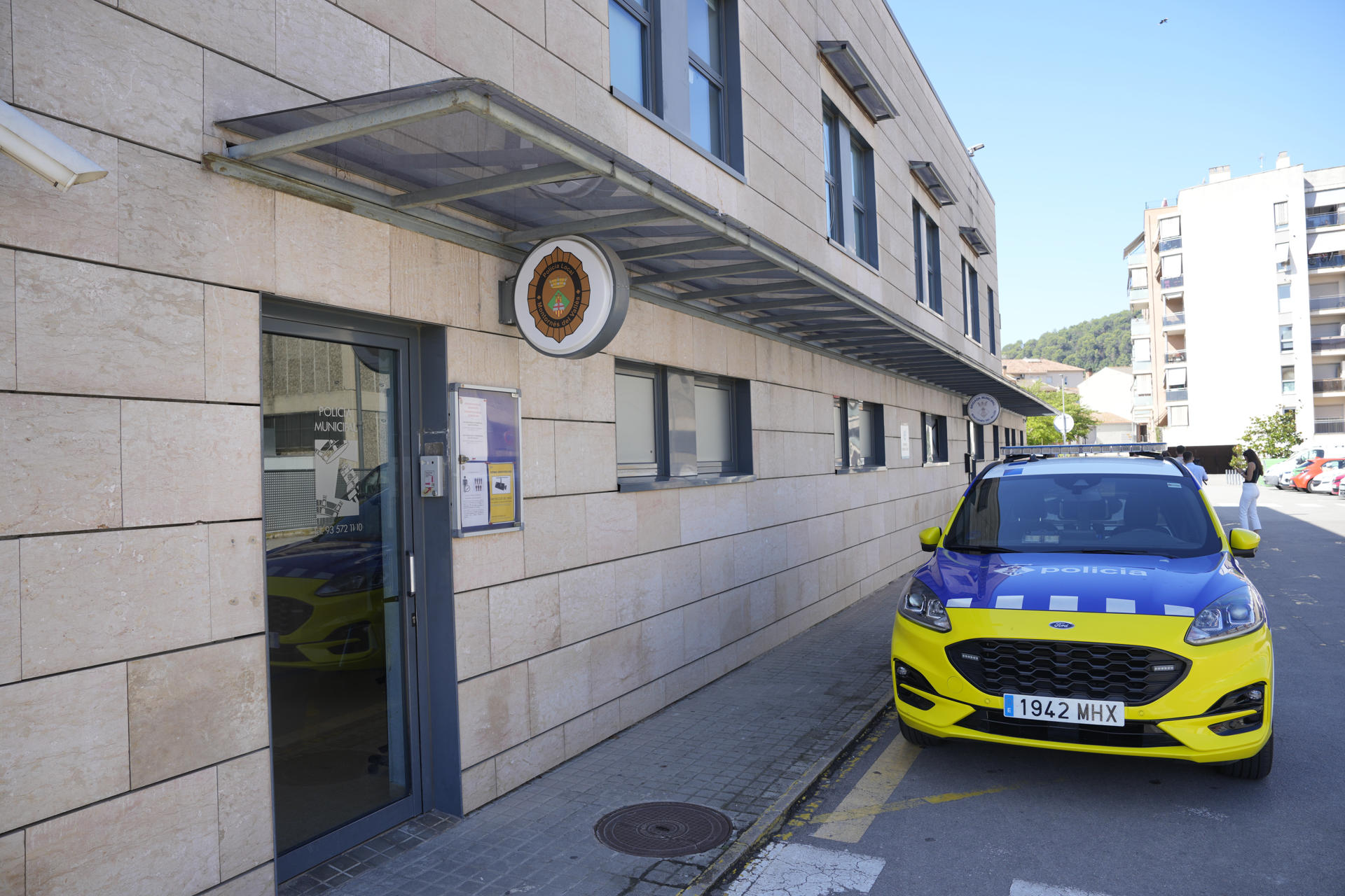 Un hombre ha irrumpido esta noche armado en la comisaría de la policía local de Montornès del Vallès (Barcelona) y ha sido abatido, mientras que un agente ha resultado herido grave, suceso en el que se descarta una motivación terrorista. EFE/ Alejandro García