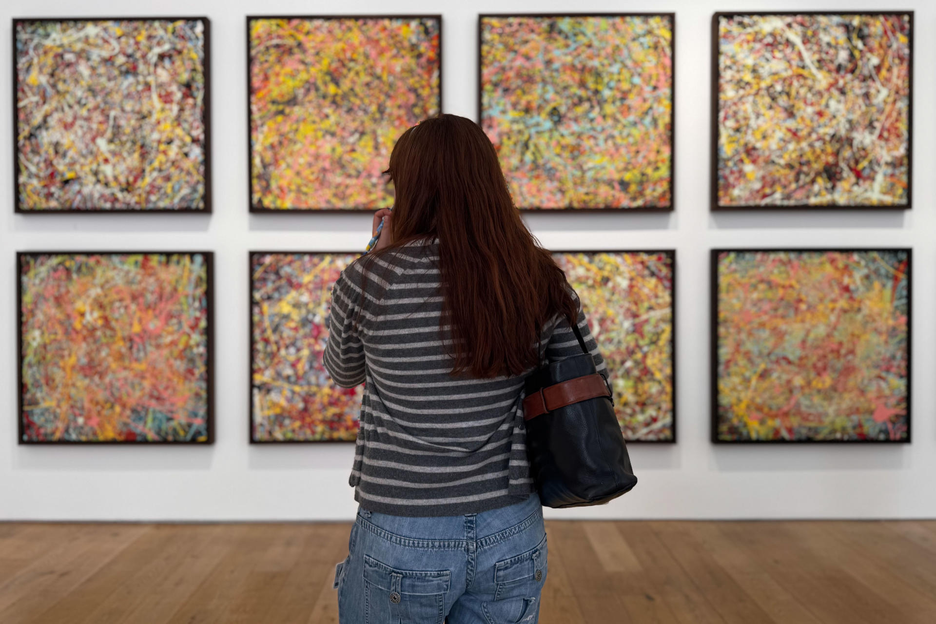 Ed Sheeran presentó este jueves en Londres su exposición benéfica 'Cosmic Carpark Paintings', con una selección de pinturas que sacan a relucir el lado más 'pollockiano' del cantante británico y que serán accesibles al público por primera vez. La galería Heni, situada en el centro de la capital británica, exhibirá desde este jueves y hasta el próximo 1 de agosto las obras del músico inglés, hasta ahora privadas, antes de ser vendidas para recaudar fondos para la fundación musical de Sheeran. EFE/ Raúl Bobé