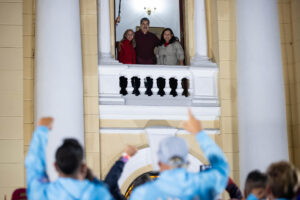 La primera dama de Venezuela, Cilia Flores (i), el presidente de Venezuela, Nicolás Maduro (c), y la alcaldesa de Caracas, Carmen Meléndez, celebran los resultados de las elecciones municipales este domingo, en Caracas (Venezuela). EFE/ Ronald Pena R