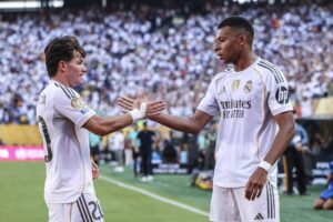 Fran Garcia y Kylian Mbappe, jugadores del Real Madrid. EFE/EPA/SARAH YENESEL