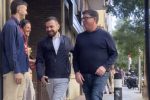 Diego Rubio, jefe de Gabinete de Pedro Sánchez, y Francisco Salazar a su llegada al Comité Federal de su partido este sábado en Madrid. EFE/Macarena Soto