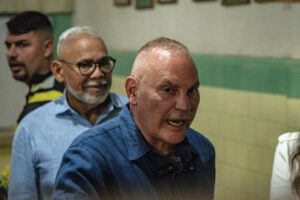 El candidato a la alcaldía del municipio de Maracaibo, Gian Carlo Di Martino, asiste a un centro electoral este domingo, durante las elecciones municipales en Maracaibo (Venezuela). EFE/ Henry Chirinos