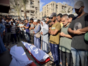 Personas rezan junto a los cadáveres tras la llegada de los cuerpos al Hospital Naser, en la localidad de Jan Yunis. Al menos 15 personas murieron bajo fuego israelí este viernes durante un bombardeo contra las tiendas de campaña para desplazados de Mawasi, en el sur de Gaza, confirmaron a EFE fuentes médicas de la zona. EFE/ Str